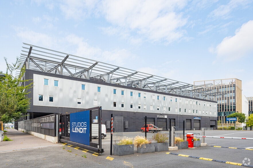 Bureau dans Saint-Denis à louer - Photo de l’immeuble – Image 3 sur 4