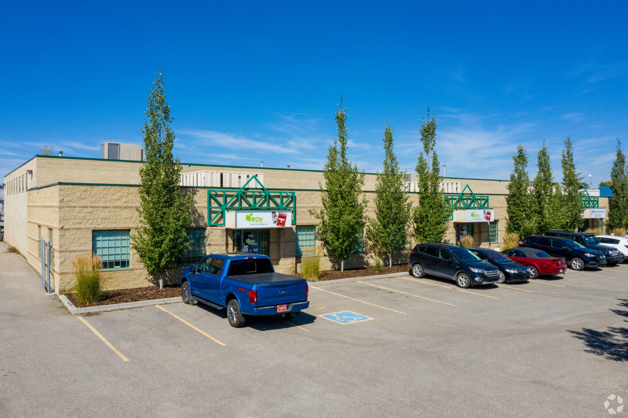 5039-5051 13th St SE, Calgary, AB à louer Photo de l’immeuble– Image 1 sur 9