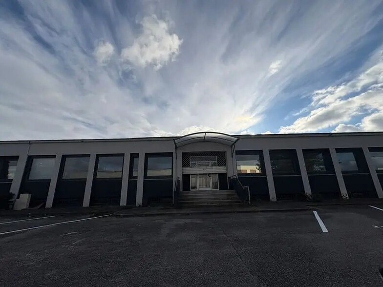 Local d'activités dans Chassieu à vendre - Photo de l’immeuble – Image 1 sur 14