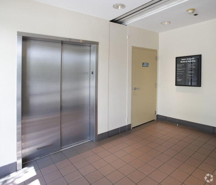 2031 W Alameda Ave, Burbank, CA à louer - Hall d’entrée – Image 3 sur 10