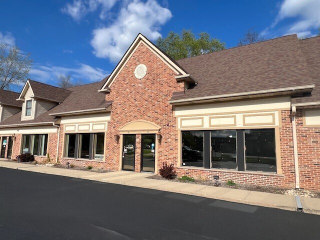 4 Cedar Ridge Dr, Lake In The Hills, IL à louer - Photo de l’immeuble – Image 3 sur 6