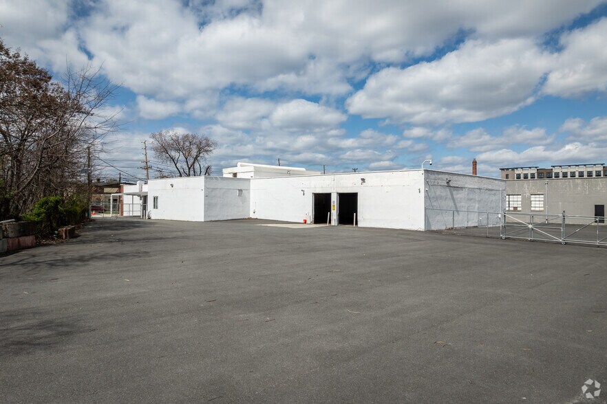 1153 W Elizabeth Ave, Linden, NJ à louer - Photo de l’immeuble – Image 1 sur 16