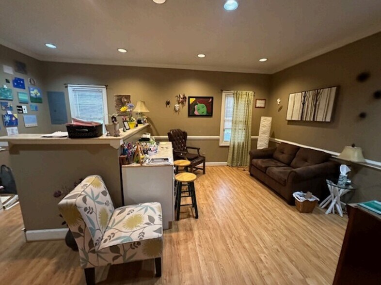 860 Salisbury St, Kernersville, NC à vendre - Photo de l’immeuble – Image 2 sur 5