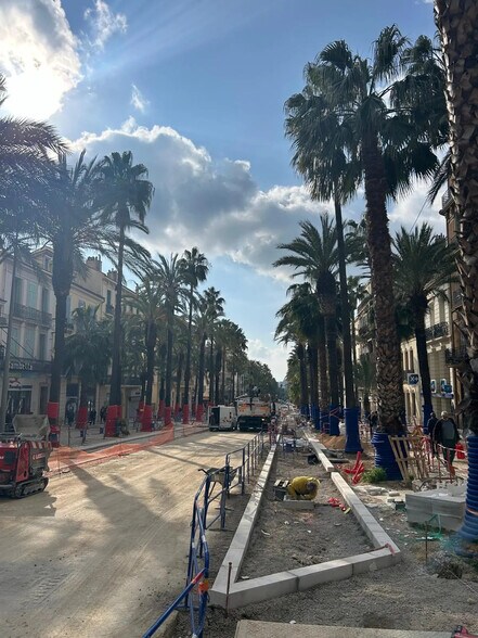 Bureau dans Hyères à vendre - Photo de l’immeuble – Image 2 sur 10