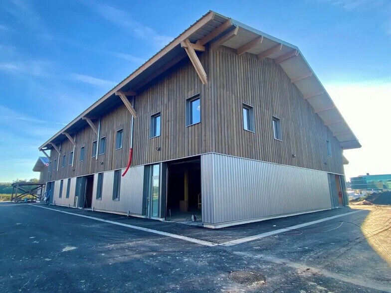 Local d'activités dans Le Haillan à vendre - Photo de l’immeuble – Image 2 sur 18