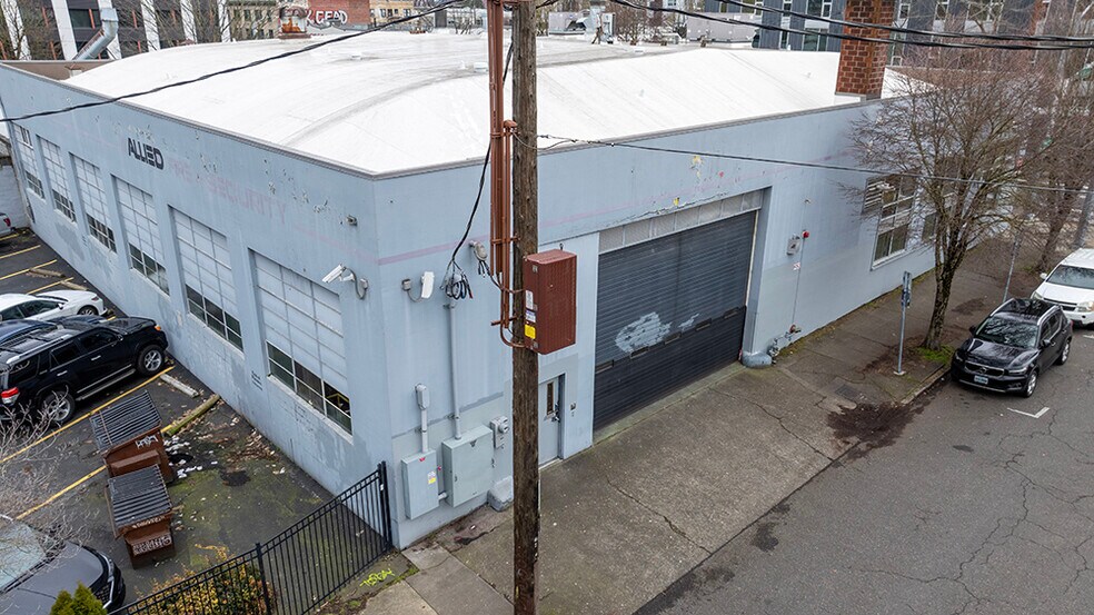 530 NE Couch St, Portland, OR à louer - Photo de l’immeuble – Image 3 sur 32