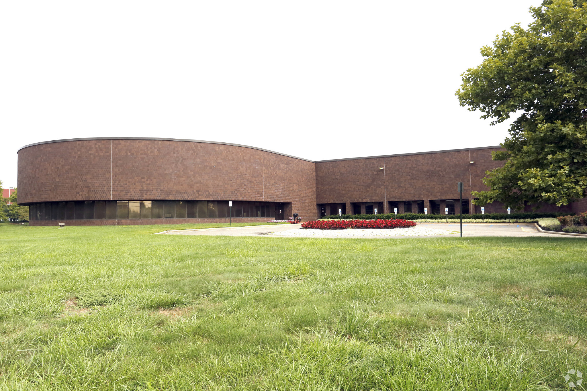 100 Herrod Blvd, South Brunswick, NJ à louer Photo principale– Image 1 sur 9