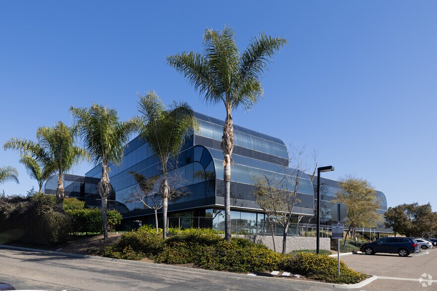 2382 Faraday Ave, Carlsbad, CA à louer - Photo principale – Image 1 sur 19