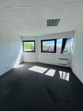 2 Avenue Des 3 Peuples, Montigny-le-Bretonneux à vendre Photo intérieure– Image 2 sur 6