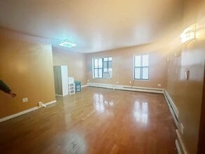 9549 Roosevelt Ave, Flushing, NY à louer Photo intérieure– Image 1 sur 5