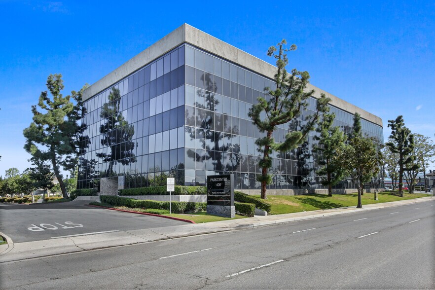 400 N Tustin Ave, Santa Ana, CA à louer - Photo de l’immeuble – Image 2 sur 11