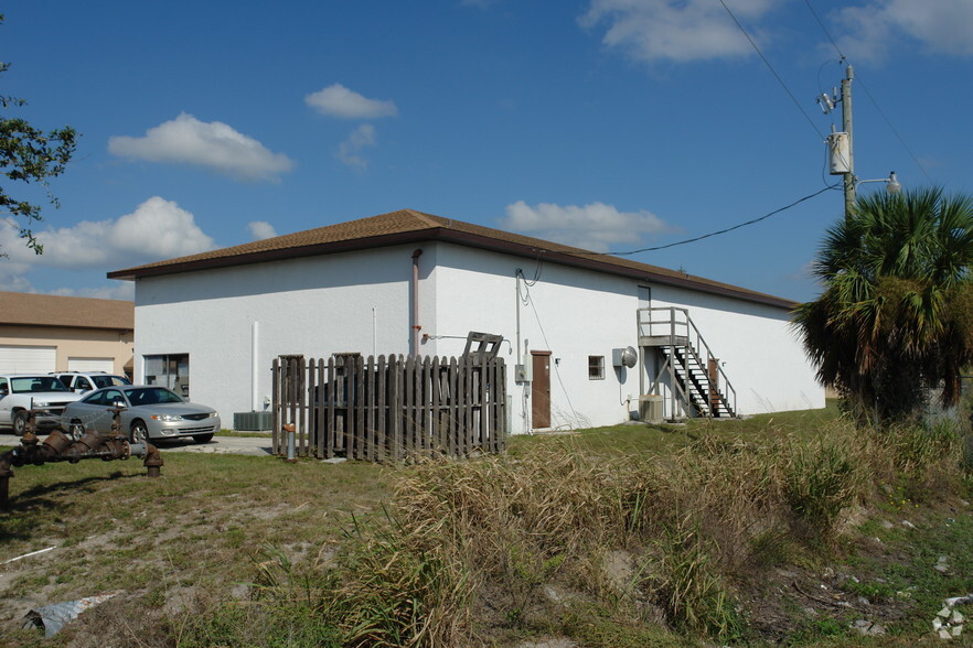 1200 Bell Ave, Fort Pierce, FL à louer - Photo de l’immeuble – Image 3 sur 4