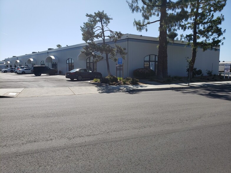 21110-21129 Osborne St, Canoga Park, CA à louer - Photo de l’immeuble – Image 1 sur 8