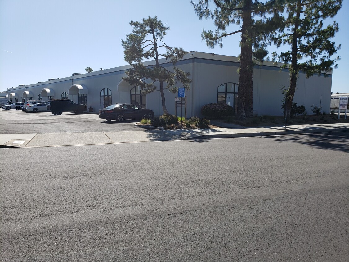 21110-21129 Osborne St, Canoga Park, CA à louer Photo de l’immeuble– Image 1 sur 9