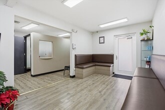 980 NE 126th St, North Miami, FL à louer Hall d’entrée– Image 1 sur 10