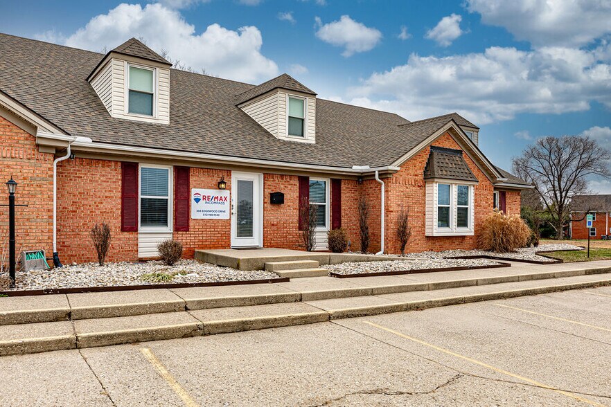 304 Edgewood Dr, Trenton, OH à vendre - Photo de l’immeuble – Image 2 sur 39