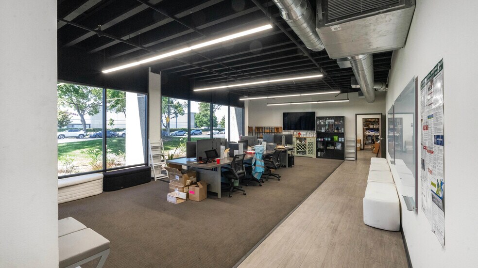 2455 E Francis St, Ontario, CA à louer - Photo de l’immeuble – Image 3 sur 5