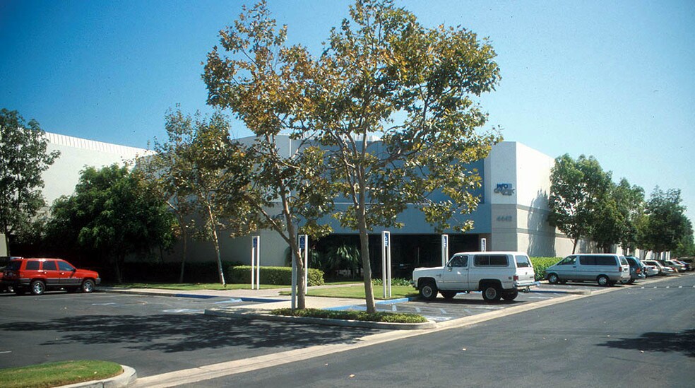 4462 Corporate Center Dr, Los Alamitos, CA à louer - Photo de l’immeuble – Image 3 sur 7