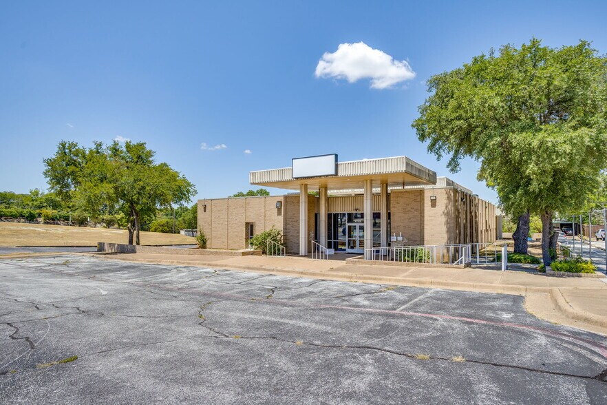 2225 Vatican Ln, Dallas, TX à vendre - Photo de l’immeuble – Image 2 sur 11