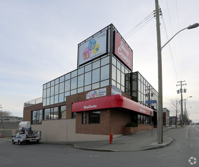3045 Douglas St, Victoria, BC à louer - Photo principale – Image 1 sur 4