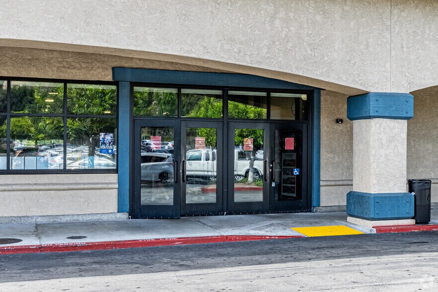 18730 Amar Rd, Walnut, CA à louer - Photo de l’immeuble – Image 2 sur 6