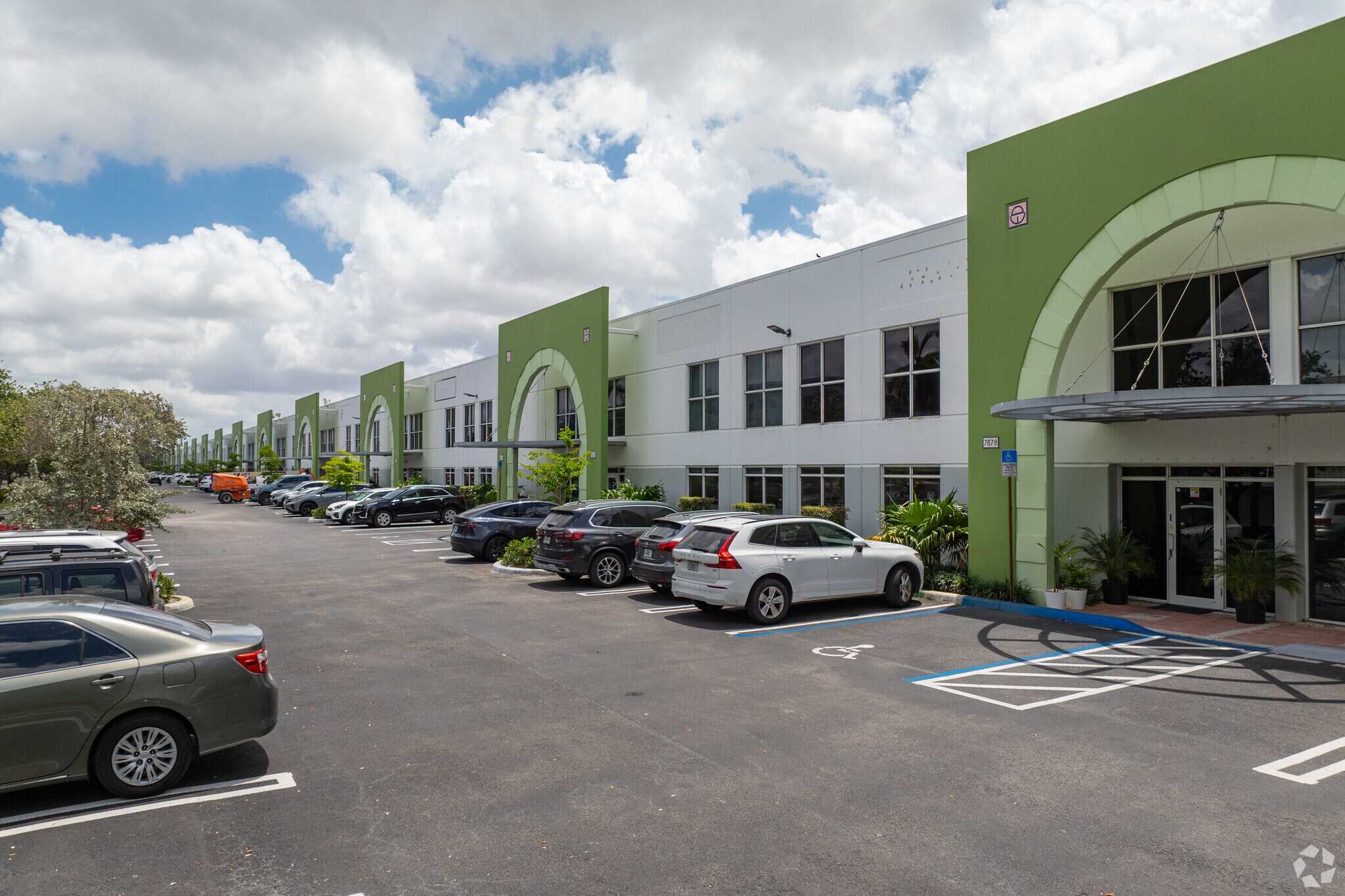 7866 NW 46th St, Doral, FL à louer Photo principale– Image 1 sur 45