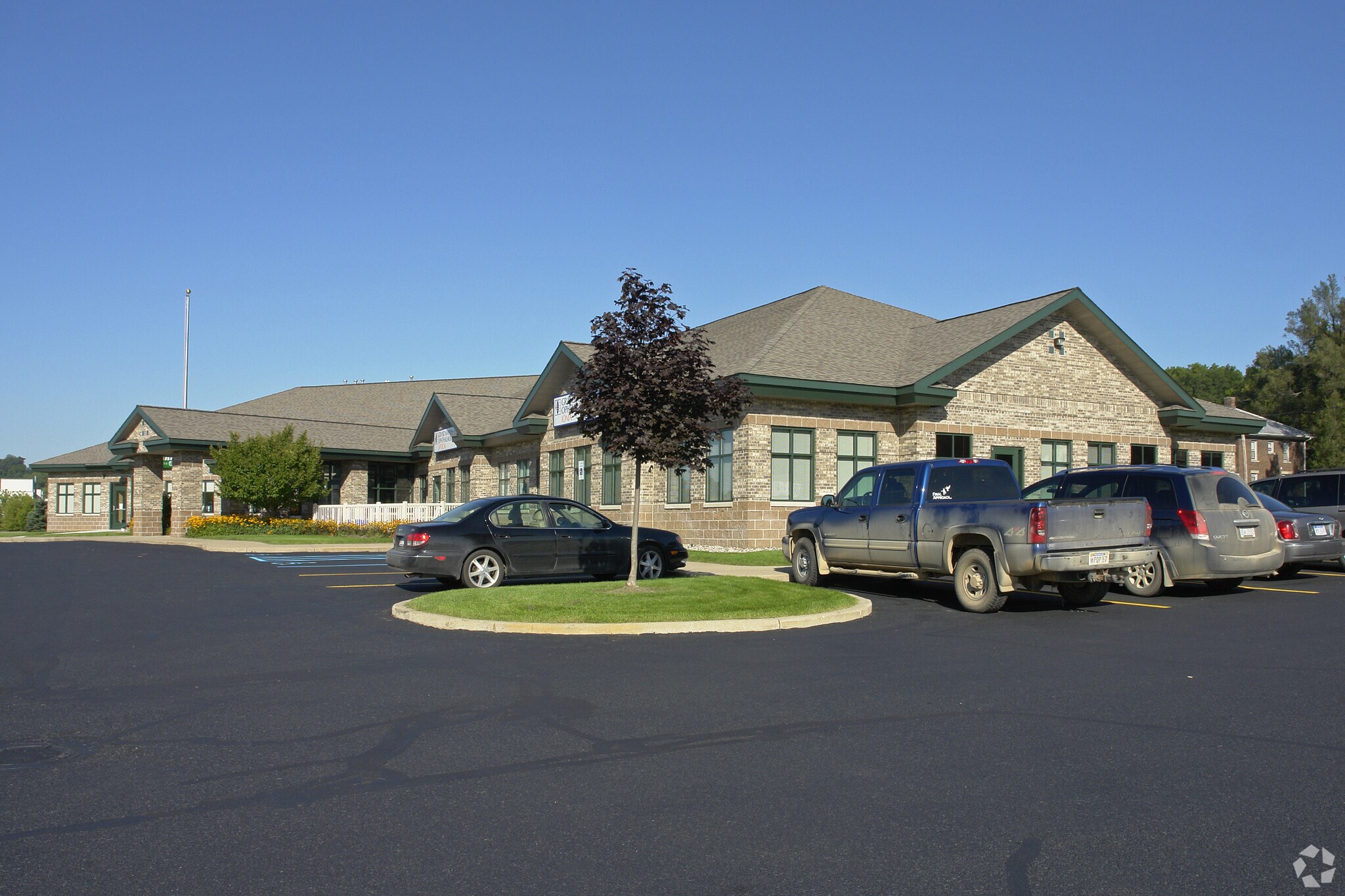 537 W Main St, Ionia, MI à louer Photo principale– Image 1 sur 5