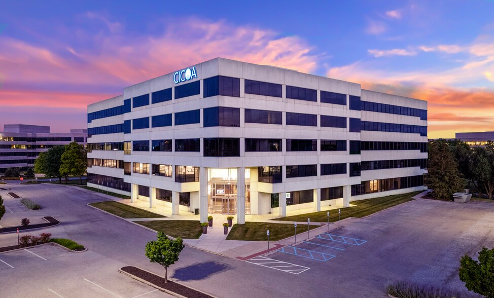 8440 Woodfield Crossing Blvd, Indianapolis, IN à louer - Photo principale – Image 1 sur 17