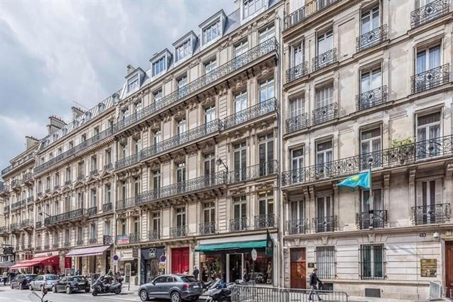 57 Rue Pierre Charron, Paris à louer - Photo de l’immeuble – Image 1 sur 6
