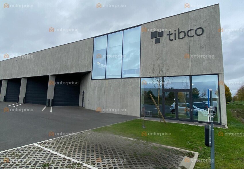 Industriel/Logistique dans Carvin à louer - Photo de l’immeuble – Image 2 sur 9