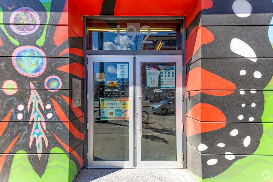 192 Spadina Ave, Toronto, ON à louer - Photo de l’immeuble – Image 2 sur 5