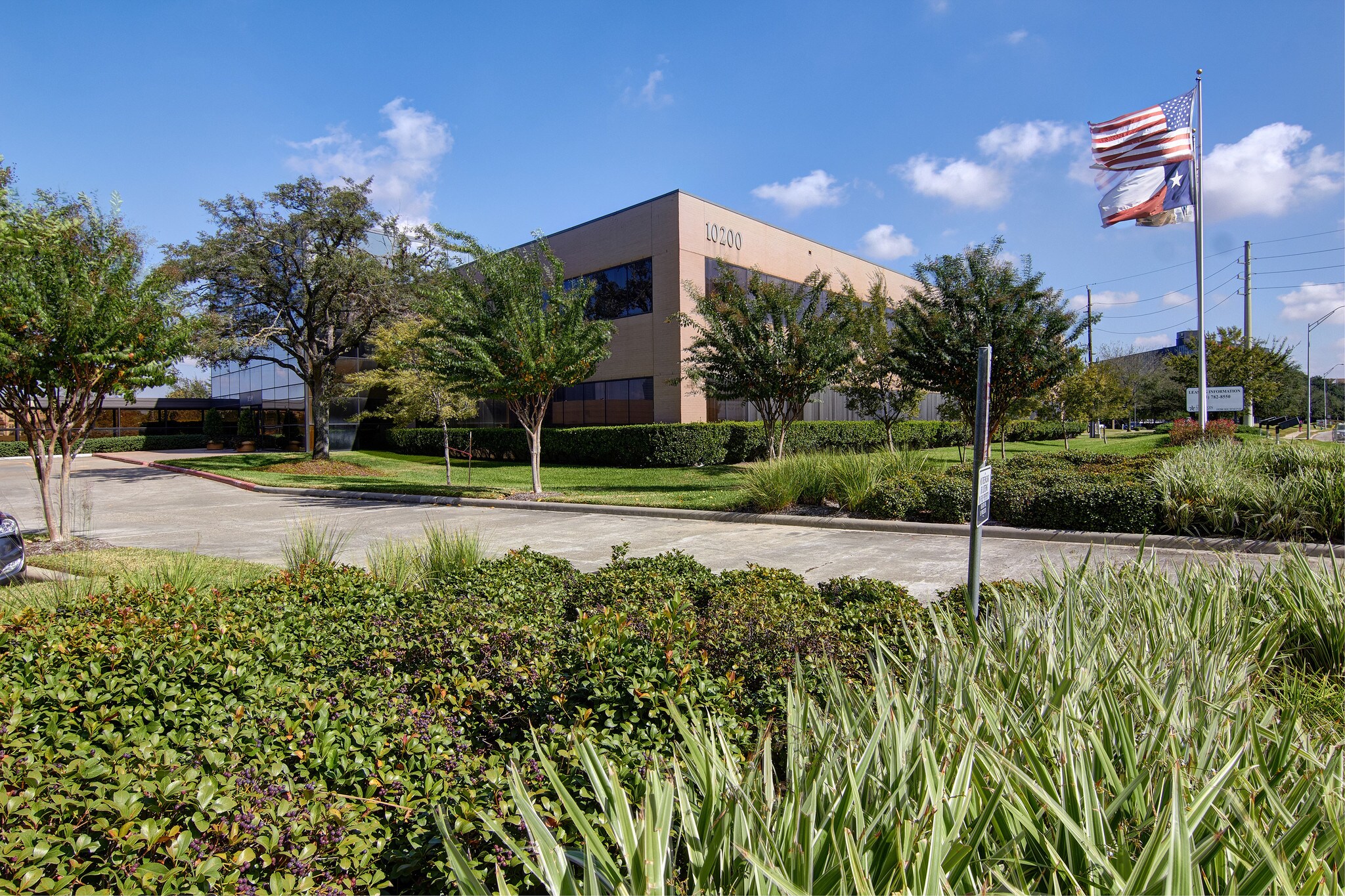 10200 Richmond Ave, Houston, TX à louer Photo de l’immeuble– Image 1 sur 6