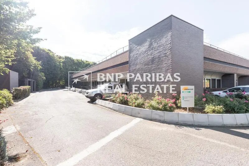 Local d’activités dans Trappes à louer - Photo de l’immeuble – Image 3 sur 36