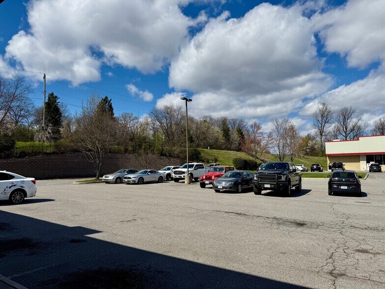 629-675 Peters Creek Rd, Roanoke, VA à louer - Photo de l’immeuble – Image 2 sur 3