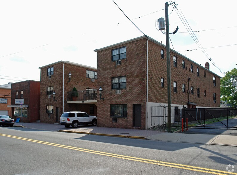 403 Anderson Ave, Fairview, NJ à vendre - Photo principale – Image 1 sur 4