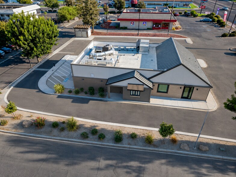 6740 N Blackstone Ave, Fresno, CA à vendre - Photo de l’immeuble – Image 2 sur 13