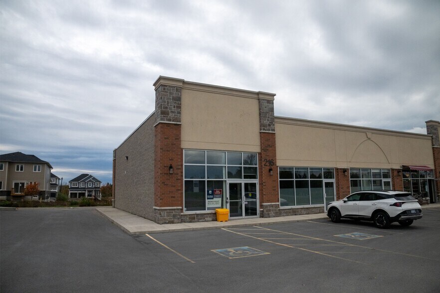 216 Main St, Loyalist, ON à louer - Photo de l’immeuble – Image 2 sur 14