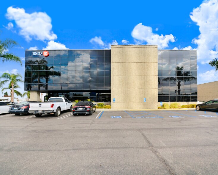 4501 E La Palma Ave, Anaheim, CA à louer - Photo de l’immeuble – Image 1 sur 12