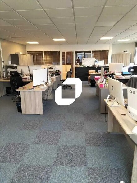 Bureau dans Nanterre à louer - Photo de l’immeuble – Image 1 sur 4