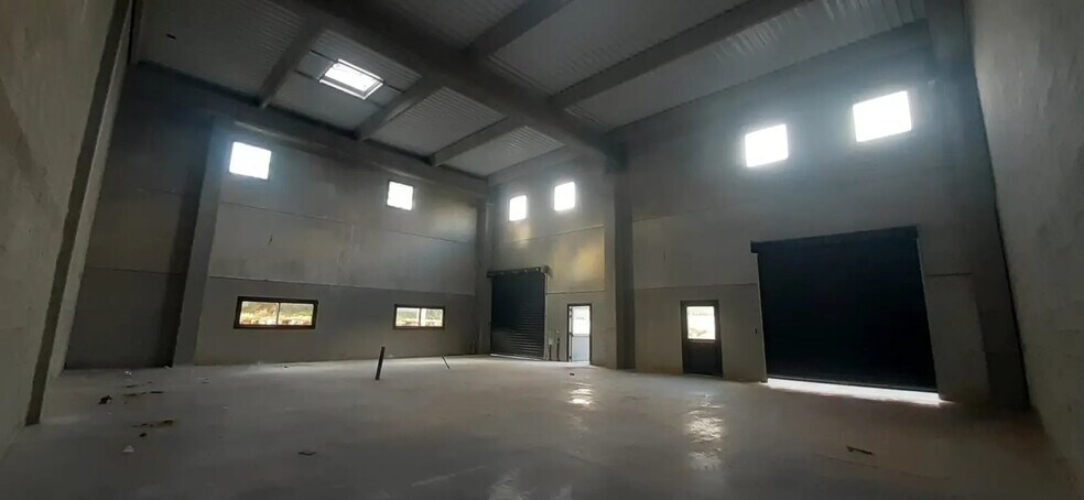 Industriel/Logistique dans Signes à vendre - Photo de l’immeuble – Image 2 sur 6