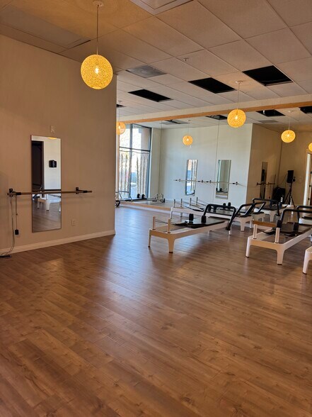 23460 Cinema Dr, Valencia, CA à louer - Photo de l’immeuble – Image 1 sur 18