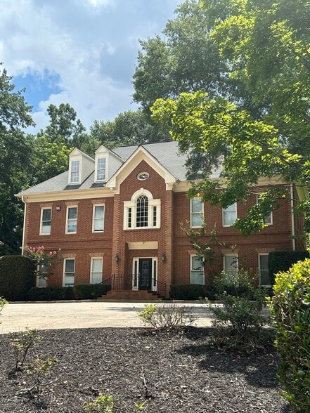 555 Colonial Park Dr, Roswell, GA à louer - Photo de l’immeuble – Image 2 sur 28