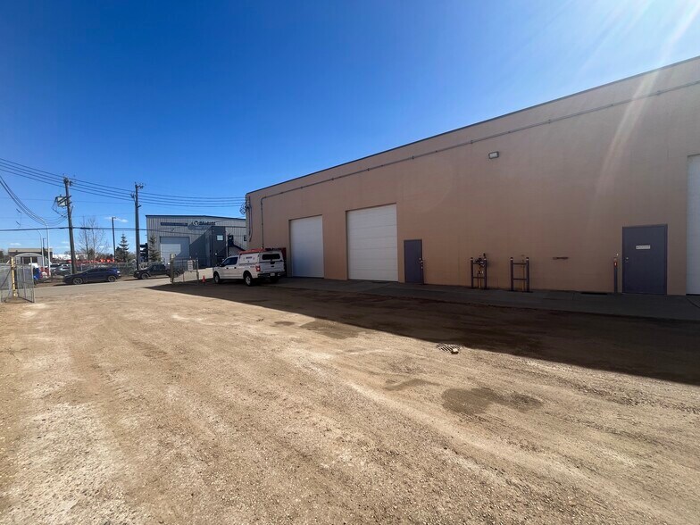 4906 75 Av NW, Edmonton, AB à louer - Photo de l’immeuble – Image 2 sur 2