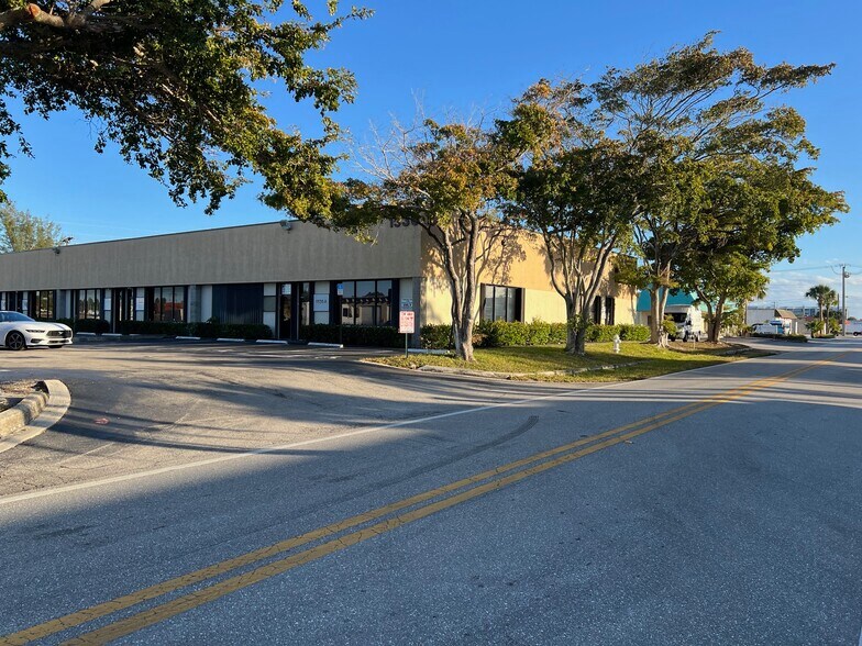 1530 Cypress Dr, Jupiter, FL à louer - Photo de l’immeuble – Image 2 sur 19