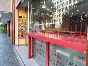 Local commercial dans L'Hospitalet de Llobregat, Barcelona à louer Photo de l’immeuble– Image 1 sur 3