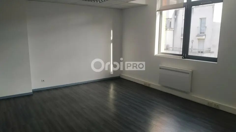 Bureau dans à louer - Photo de l’immeuble – Image 1 sur 5
