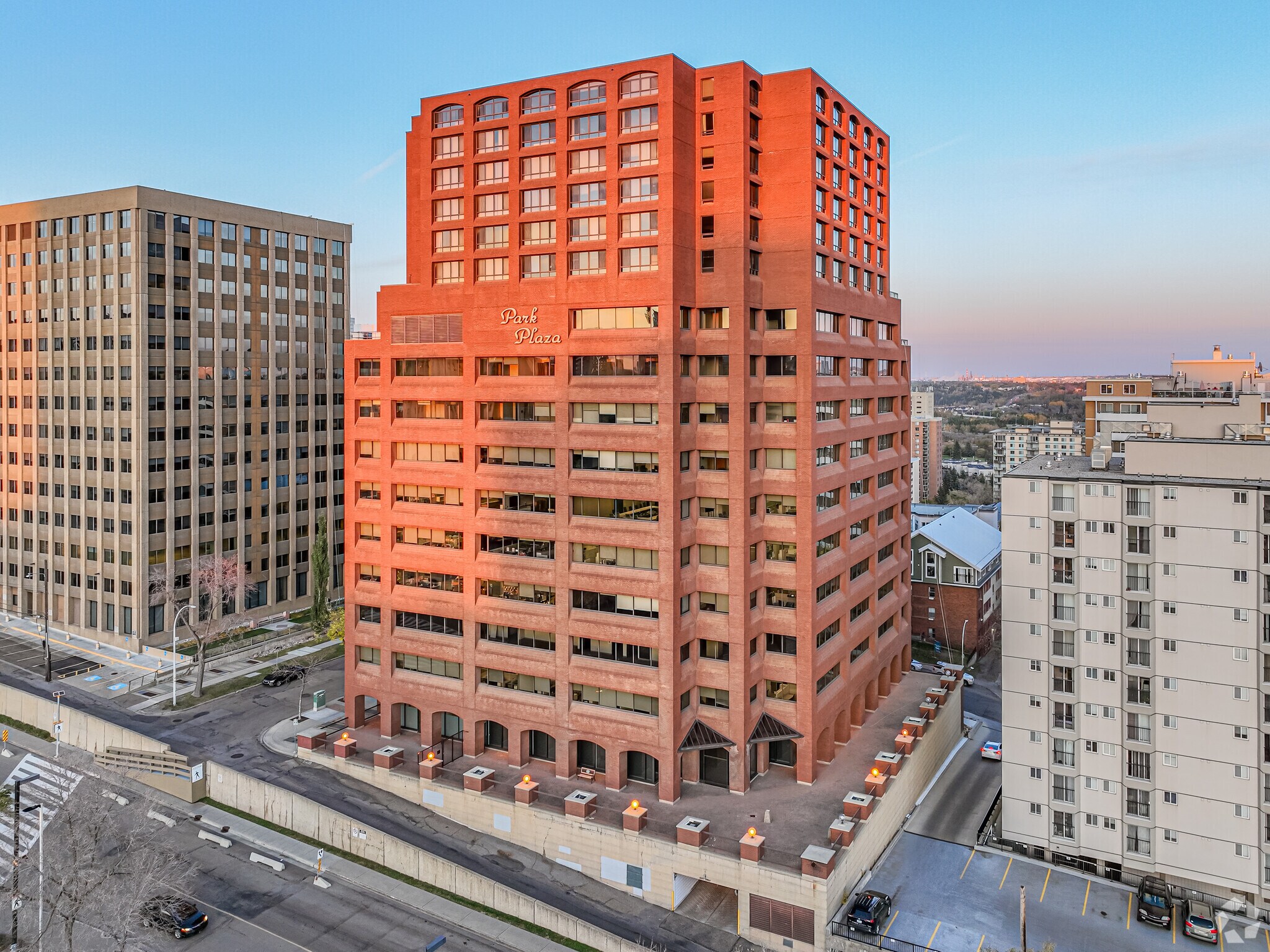 10611 98th Ave NW, Edmonton, AB à louer Photo de l’immeuble– Image 1 sur 16