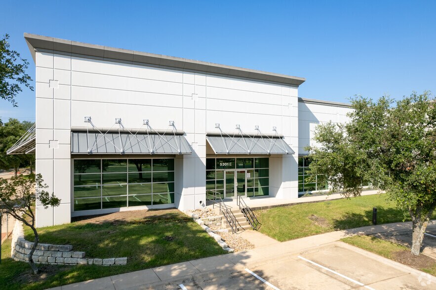 5300 Riata Park Ct, Austin, TX à louer - Photo principale – Image 1 sur 6