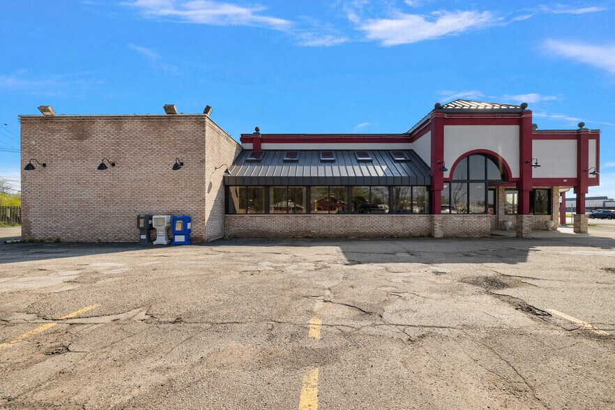37116 S Groesbeck Hwy, Clinton Township, MI à vendre - Photo de l’immeuble – Image 2 sur 62