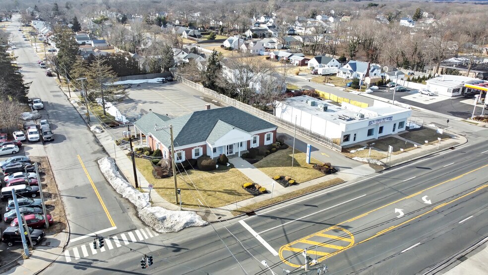 472 Medford Ave, Patchogue, NY à louer - Photo de l’immeuble – Image 2 sur 6